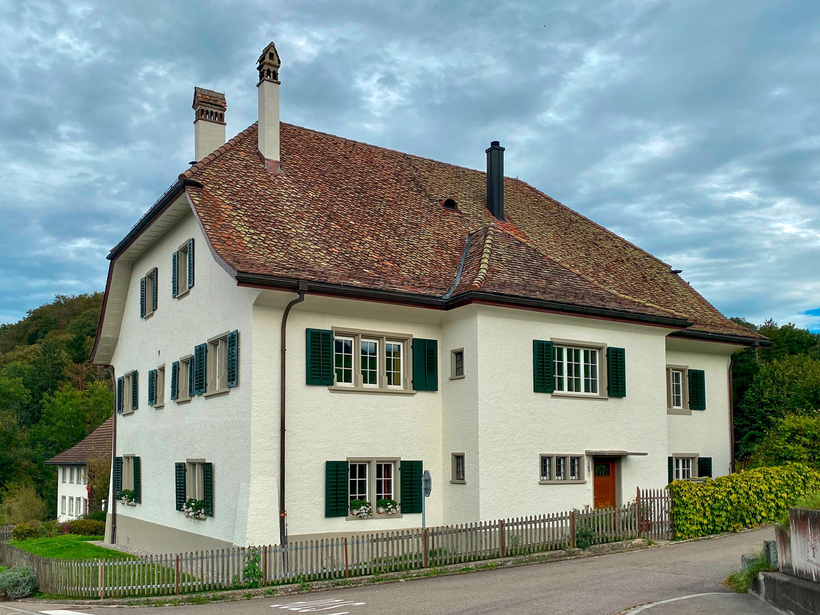 Aussenansicht Pfarrhaus Flaach mit Wohnungseingang